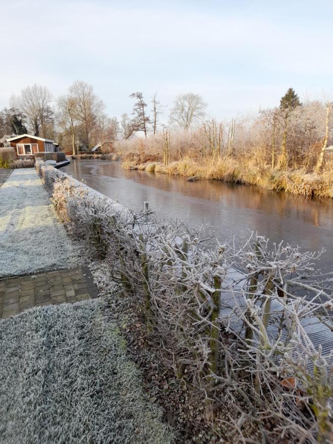 Wuivend Riet Gelegen Op Resort Venetie Giethoorn Exterior photo
