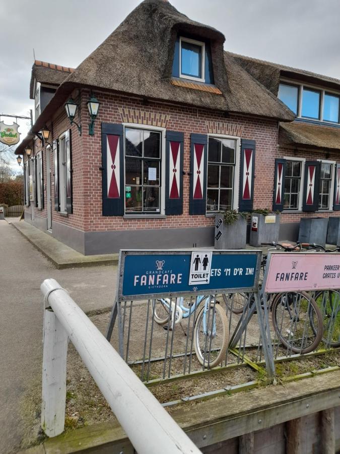 Wuivend Riet Gelegen Op Resort Venetie Giethoorn Exterior photo